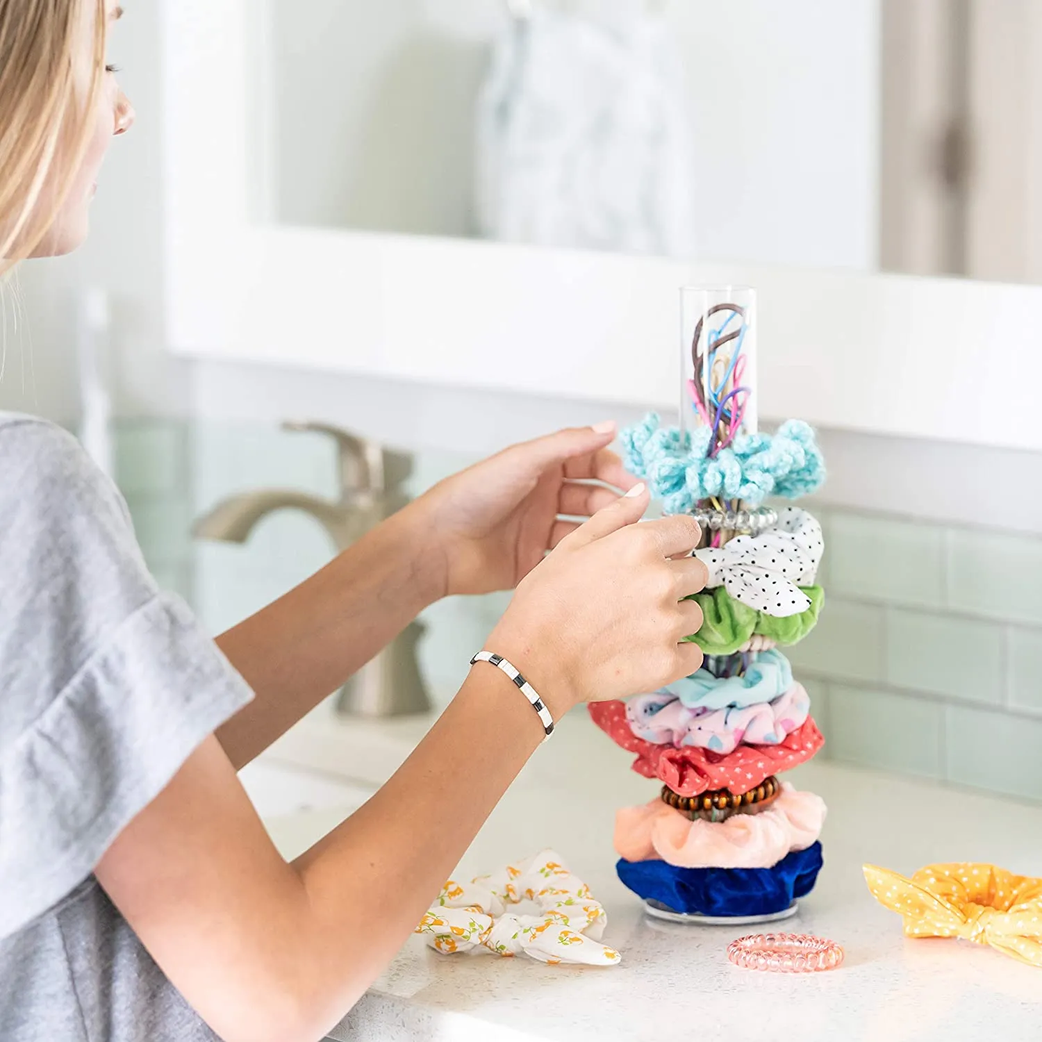 Kingdom Decor Acrylic Scrunchie Holder Stand, Hair Ties Organizer and Friendship Bracelet Holder. Velvet Scrunchies or Braided Yarn Bracelets Slides Easy. Cute Room Decor for Teen Girls, VSCO Stuff